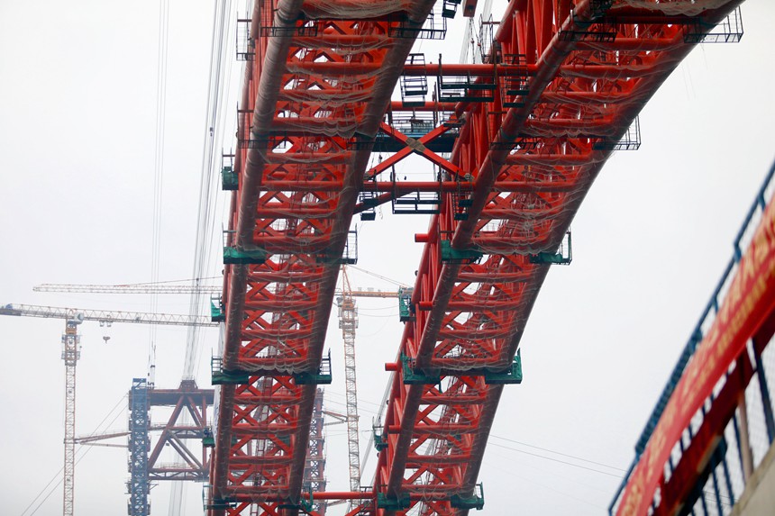 渝湘復(fù)線高速公路雙堡特大橋主拱合龍。渝湘復(fù)線高速有限公司供圖