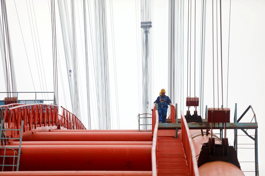 渝湘復(fù)線高速公路雙堡特大橋主拱合龍。渝湘復(fù)線高速有限公司供圖