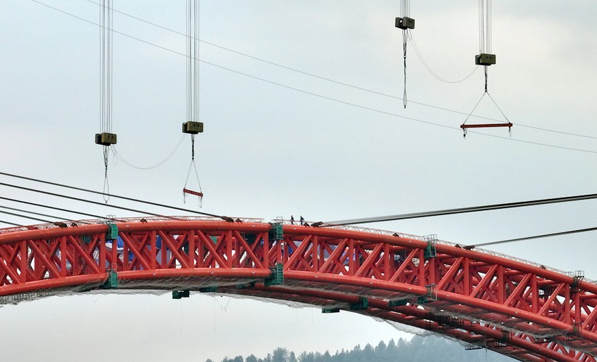 渝湘復(fù)線高速公路雙堡特大橋主拱合龍。渝湘復(fù)線高速有限公司供圖