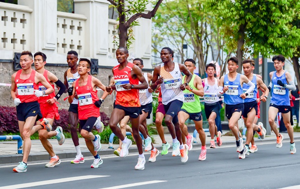 參賽選手在奮力奔跑。長安汽車供圖