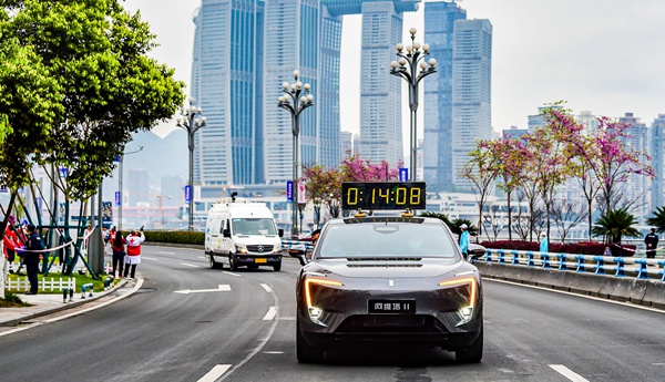 2023長安汽車重慶馬拉松現(xiàn)場，3臺(tái)電機(jī)版阿維塔11組隊(duì)領(lǐng)航。長安汽車供圖