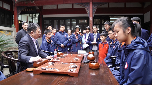 聶衛(wèi)平與重慶青少年棋手過招。重慶一中供圖