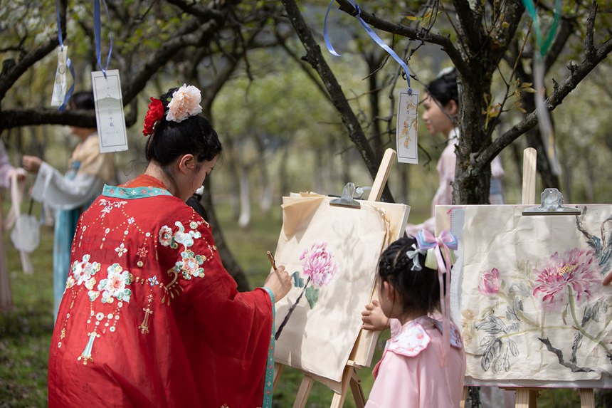 游客們身著古裝暢游梨園。胡程攝