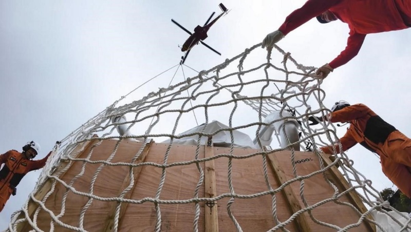 地面人員在料場(chǎng)進(jìn)行物資吊裝準(zhǔn)備。李濤攝