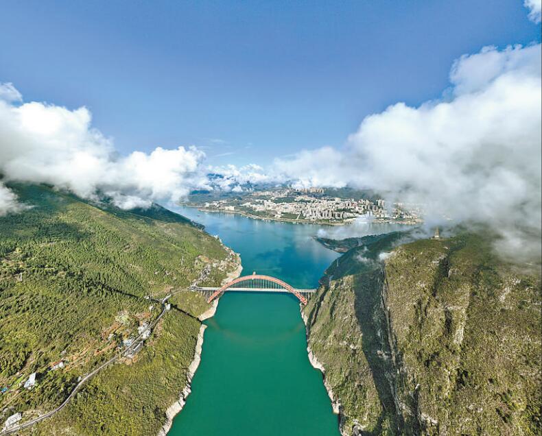 圖片報(bào)道｜雨過(guò)天晴后的巫峽云霧繚繞