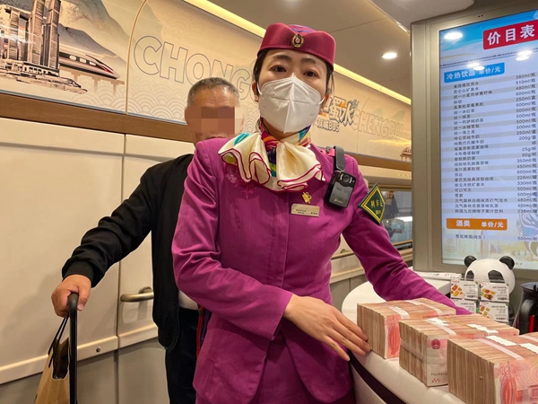 列車長張婷婷將現(xiàn)金交還乘客。重慶客運段供圖