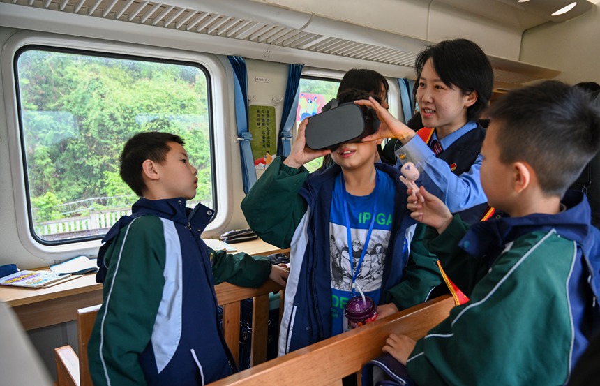 秀山開往重慶北的5610次公益性“慢火車”3號車廂列車書屋。鐘潔攝