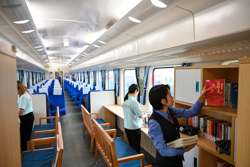 重慶客運(yùn)段、重慶圖書館的志愿者們正在對列車書屋的圖書做最后的調(diào)整。鐘潔攝