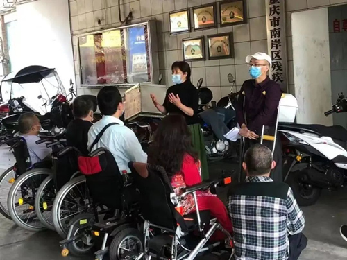 李紅纓（中）傾聽殘疾人群體需求，普及法律知識(shí)。南岸區(qū)殘聯(lián)供圖