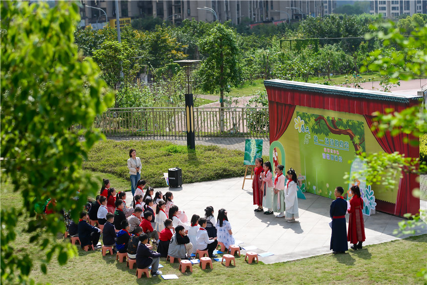 南坪實(shí)驗(yàn)外國(guó)語(yǔ)小學(xué)舉行詩(shī)歌朗誦會(huì)。郭旭攝