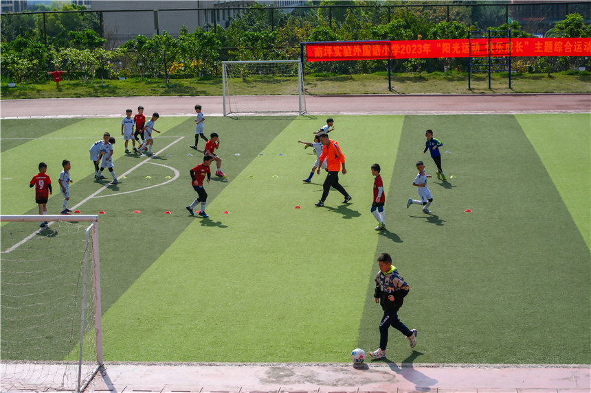 課后延時(shí)班上，足球小將們盡情奔跑在綠茵場(chǎng)。郭旭攝