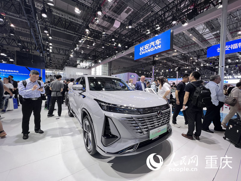 上海車(chē)展長(zhǎng)安汽車(chē)展臺(tái)。人民網(wǎng) 胡虹攝
