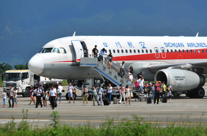 萬州機(jī)場(chǎng)人來人往。冉孟軍攝