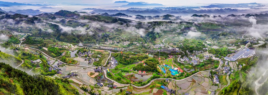 萬盛經(jīng)開區(qū)綠水村晨霧繚繞。曹永龍攝