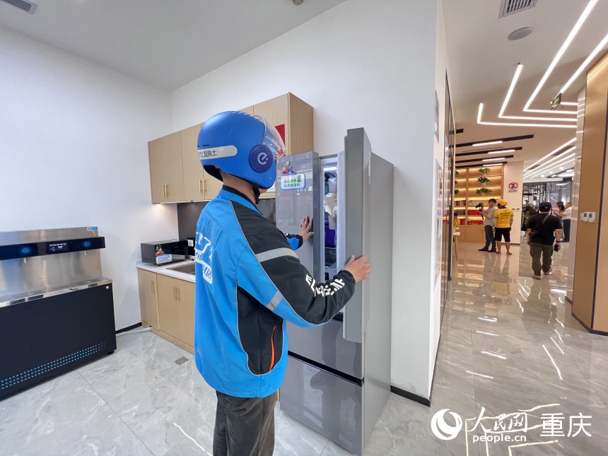 外賣小哥在冰箱里取自帶便當(dāng)。人民網(wǎng) 胡虹攝