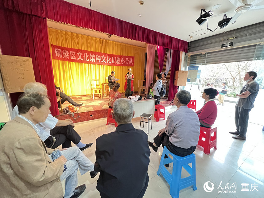 社區(qū)居民在活動(dòng)中心排練。人民網(wǎng) 胡虹攝