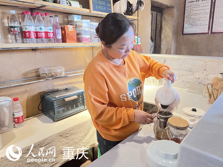 陳燕正在泡茶。人民網(wǎng) 胡虹攝