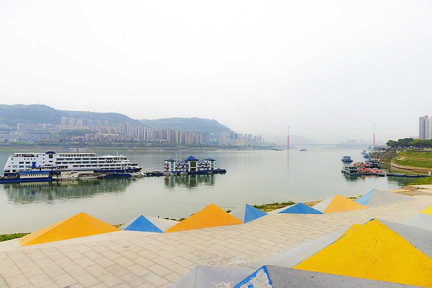 行走在煙波堤，隨時能觀賞萬州江景。曾英豪攝