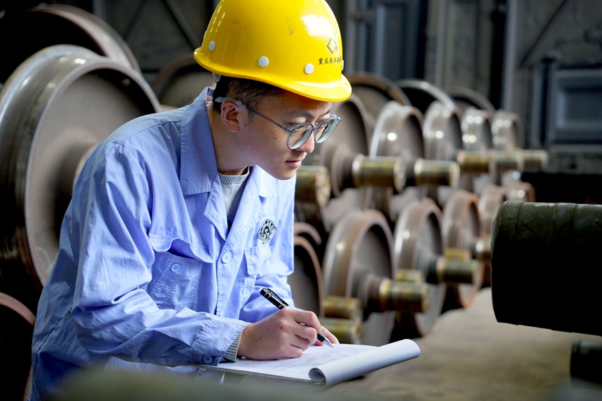 車輛鉗工正在進行防洪車輛輪對清查作業(yè)。吳晉超攝