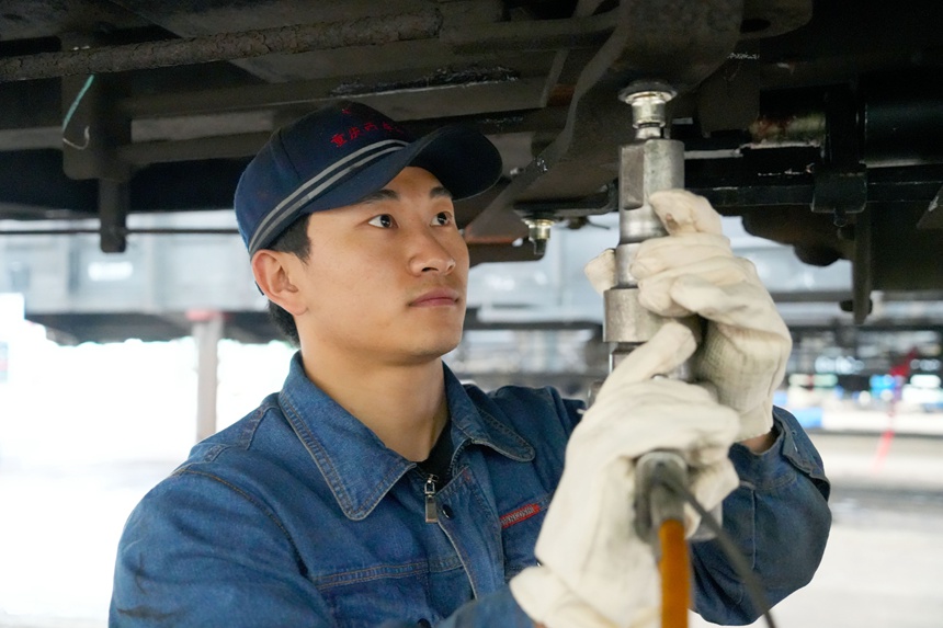 鉚工正在底體架鉚接作業(yè)。吳晉超攝