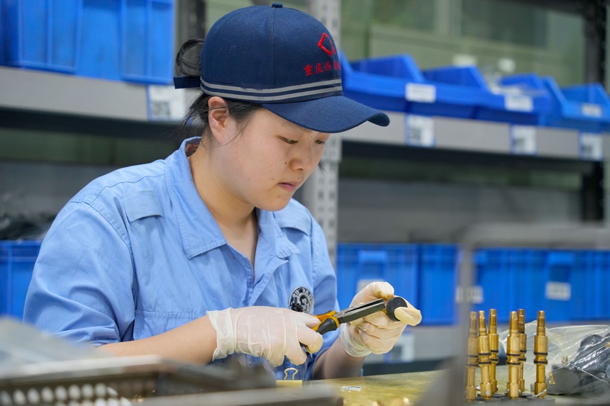 制動(dòng)鉗工正在進(jìn)行制動(dòng)配件組裝作業(yè)。吳晉超攝