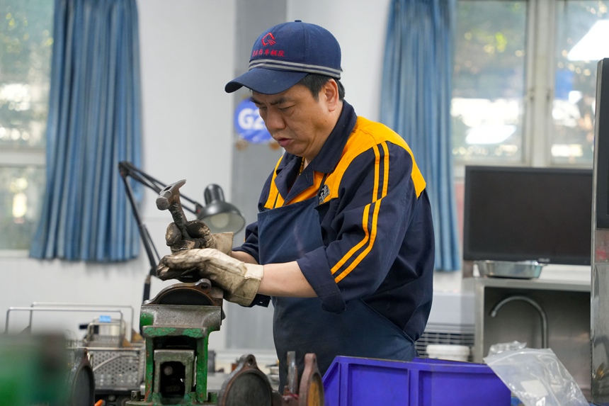 制動鉗工正在進行制動閥分解作業(yè)。吳晉超攝