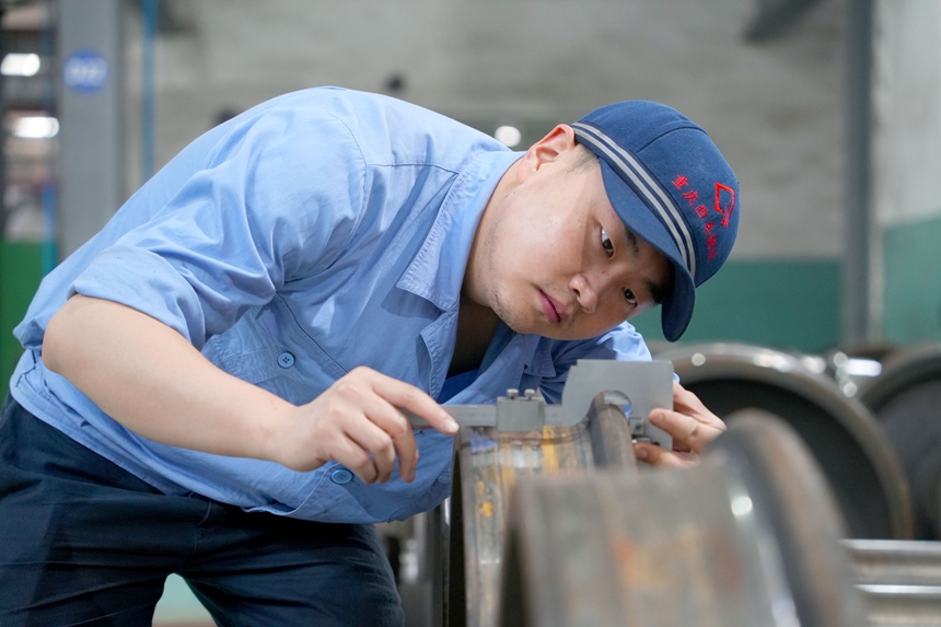 車輛鉗工正在進(jìn)行輪對(duì)尺寸測(cè)量作業(yè)作業(yè)。吳晉超攝
