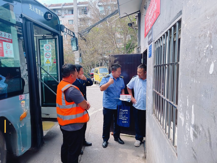 井口站工作人員正在逐門逐戶對(duì)路外安全知識(shí)進(jìn)行宣傳。重慶北車務(wù)段供圖