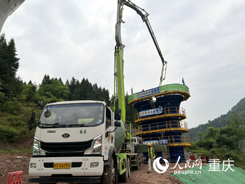 成達萬高速鐵路南河大橋首墩澆筑完成。人民網(wǎng) 胡虹攝