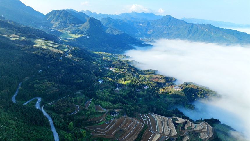 新修復(fù)墾的梯田與青山綠野相映成趣。曹永龍攝
