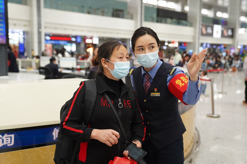 4月29日，重慶北站工作人員在接受旅客咨詢。汪亮攝