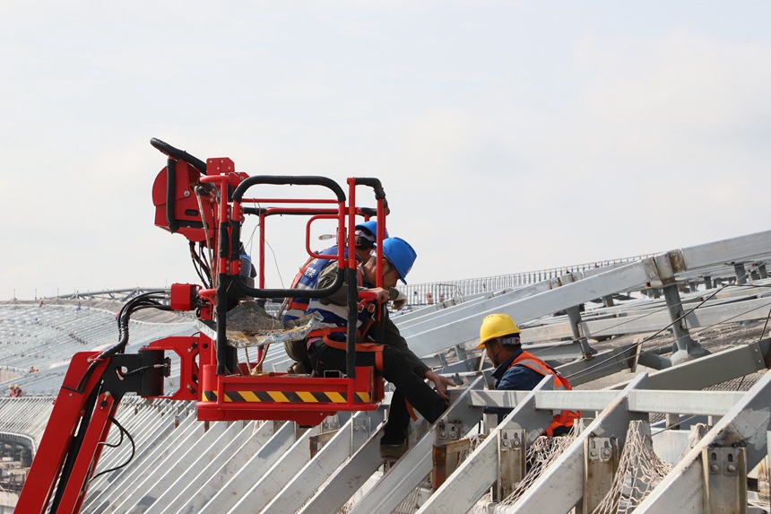 4月29日，工作人員在重慶江北國際機場T3B航站樓施工現(xiàn)場進行屋面施工。中建八局供圖