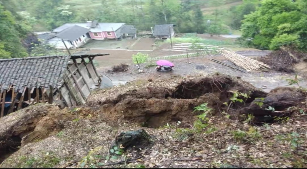 彭水縣紹慶街道過(guò)江村滑坡全景圖