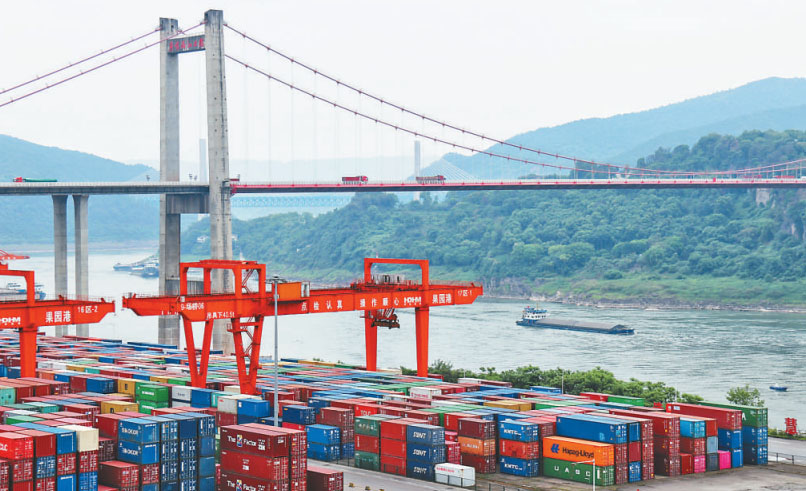 5月10日，重慶兩江新區(qū)果園港，公路、水運(yùn)等多通道運(yùn)輸在此交匯，這個(gè)“一帶一路”和長江經(jīng)濟(jì)帶聯(lián)結(jié)點(diǎn)呈現(xiàn)繁忙景象。 本報(bào)記者 姜 峰攝