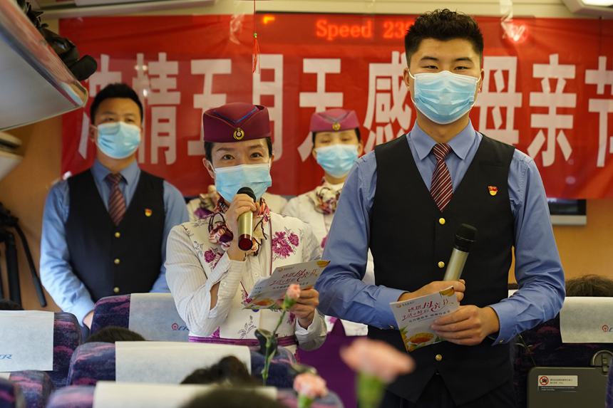 圖8 5月12日，C6409次列車上，乘務(wù)員向旅客送上節(jié)日祝福。李文航攝