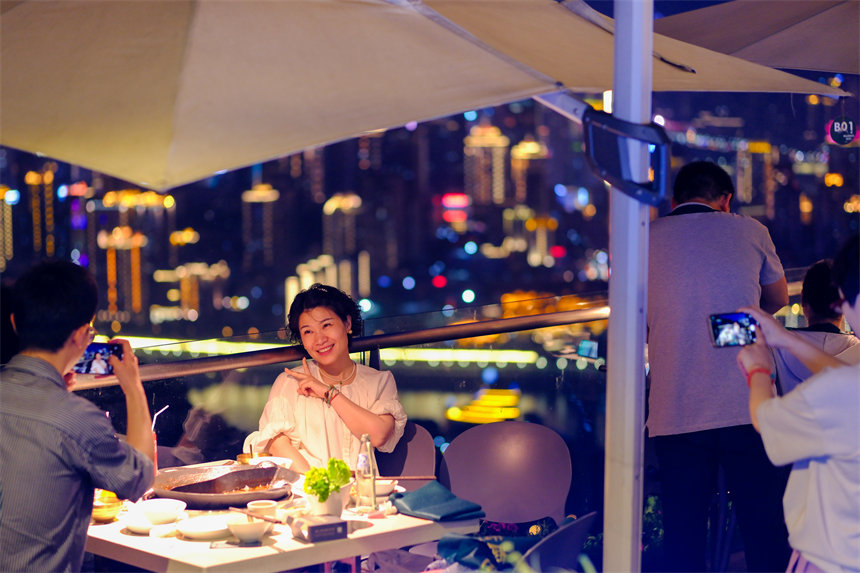 南岸區(qū)南山夜景火鍋公園，市民品火鍋看山城夜景。郭旭攝