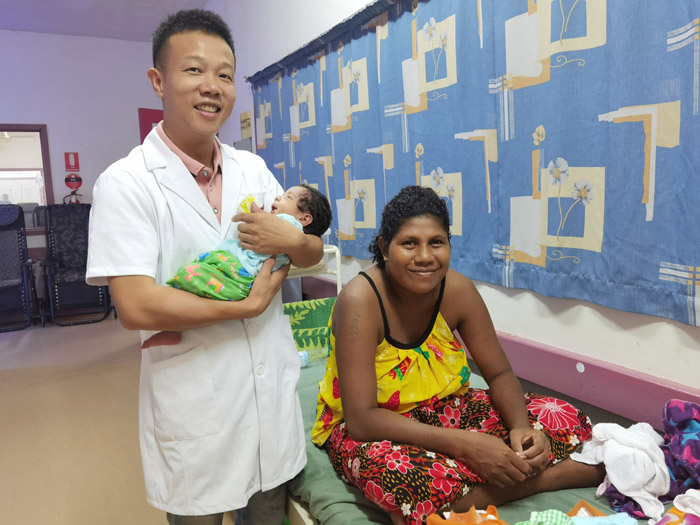 ▲患兒好轉(zhuǎn)后轉(zhuǎn)到母嬰同室。受訪者供圖