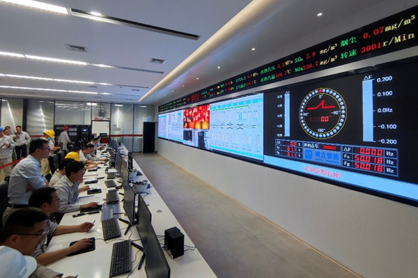 重慶發(fā)電廠主控室內(nèi)，運(yùn)行和調(diào)試人員正監(jiān)控2號(hào)機(jī)運(yùn)行狀態(tài)。國網(wǎng)重慶市電力公司供圖