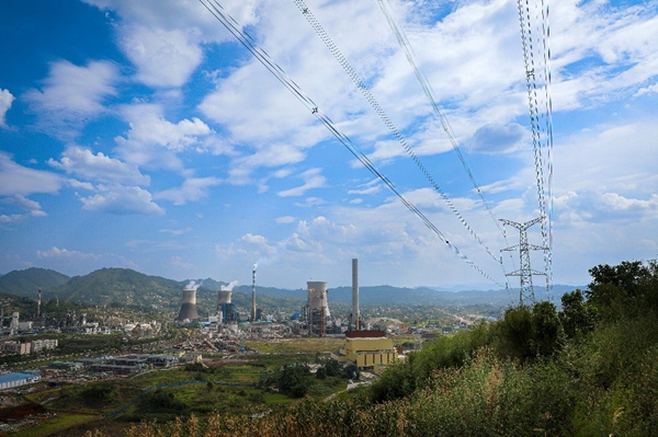 重慶電廠環(huán)保遷建500千伏送出工程施工現(xiàn)場(chǎng)。劉洪君攝