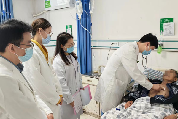 內(nèi)科、全科團(tuán)隊與中醫(yī)、康復(fù)團(tuán)隊共同開展醫(yī)療查房。璧山區(qū)大興鎮(zhèn)中心衛(wèi)生院供圖