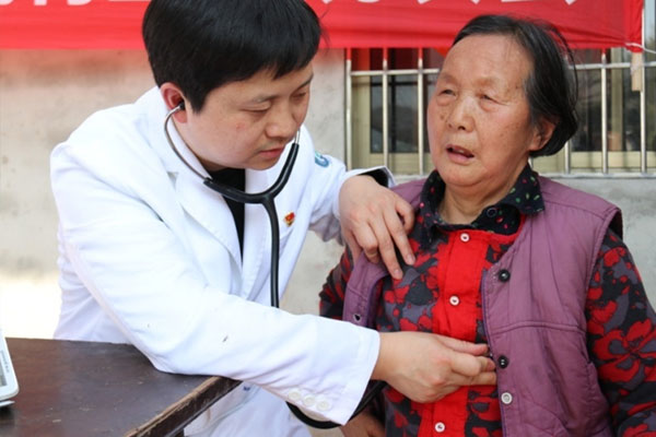 義診服務(wù)。大興鎮(zhèn)中心衛(wèi)生院供圖