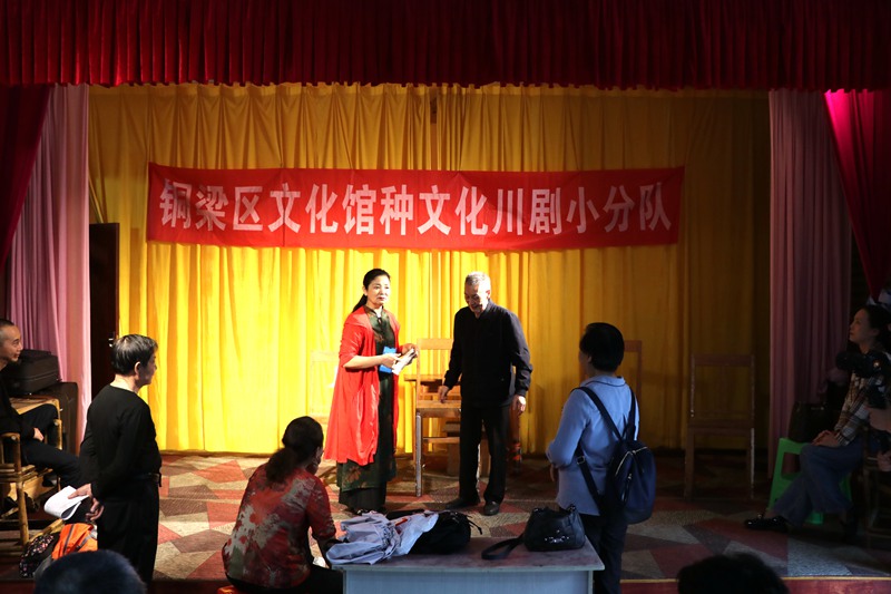 七彩素質(zhì)學(xué)校排練川劇。胥世鵬攝