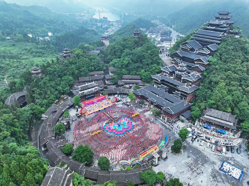 第十二屆國烏江苗族踩花山節(jié)現(xiàn)場。趙勇攝