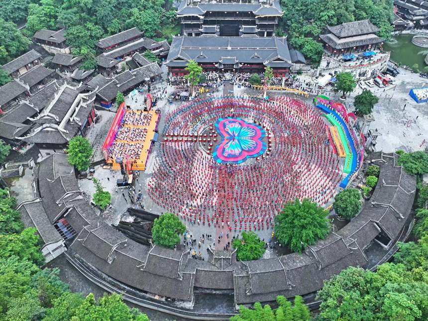 第十二屆國烏江苗族踩花山節(jié)現場。趙勇攝