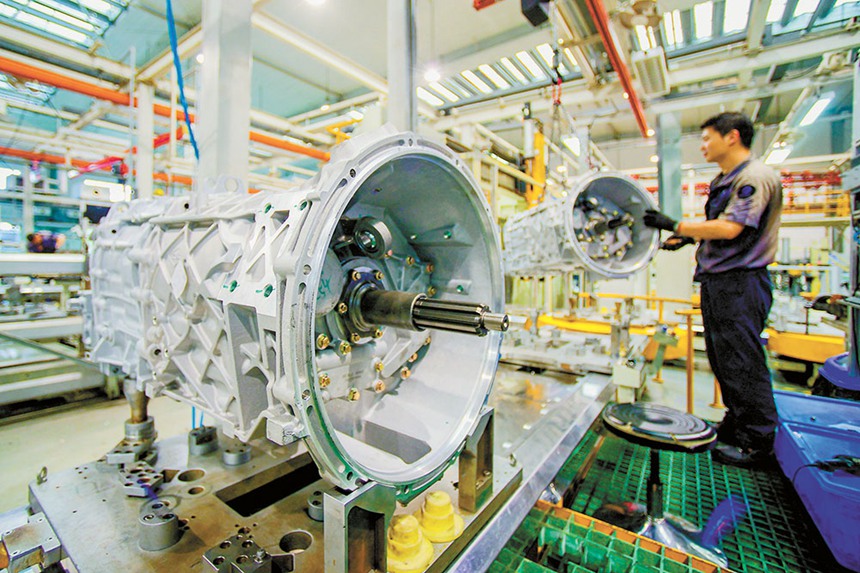 綦江齒輪傳動(dòng)有限公司生產(chǎn)車間內(nèi)，工作人員正在對(duì)S變速器質(zhì)檢。該企業(yè)積極轉(zhuǎn)型升級(jí)，研發(fā)出多款混合動(dòng)力及純電動(dòng)客車、卡車用變速器，與多個(gè)知名客車、重型車品牌建立了良好合作關(guān)系。（攝于6月3日） 特約攝影 陳星宇/視覺重慶