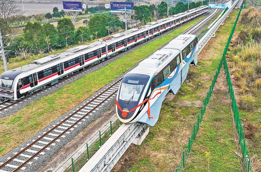 重慶中車長(zhǎng)客軌道車輛有限公司，國(guó)內(nèi)首列多適應(yīng)性中運(yùn)量單軌系統(tǒng)車輛行駛在試驗(yàn)線路上。當(dāng)日，國(guó)內(nèi)首列多適應(yīng)性中運(yùn)量單軌系統(tǒng)車輛下線，這是國(guó)內(nèi)跨座式單軌領(lǐng)域研發(fā)的重要里程碑，將進(jìn)一步提升重慶軌道產(chǎn)業(yè)發(fā)展能級(jí)。（攝于2月10日）記者 張錦輝 攝/視覺重慶