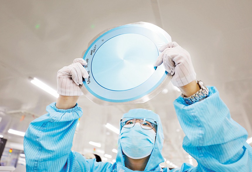 位于梁平高新區(qū)的重慶平偉實(shí)業(yè)股份有限公司射頻及功率器件制造中心生產(chǎn)車間，工人查看生產(chǎn)的電子芯片。近年來，梁平區(qū)搶抓機(jī)遇，打造以設(shè)計(jì)、制造、封測(cè)、應(yīng)用等產(chǎn)業(yè)為主導(dǎo)的集成電路產(chǎn)業(yè)集群，推進(jìn)新型工業(yè)化。（攝于5月9日）特約攝影 劉輝/視覺重慶