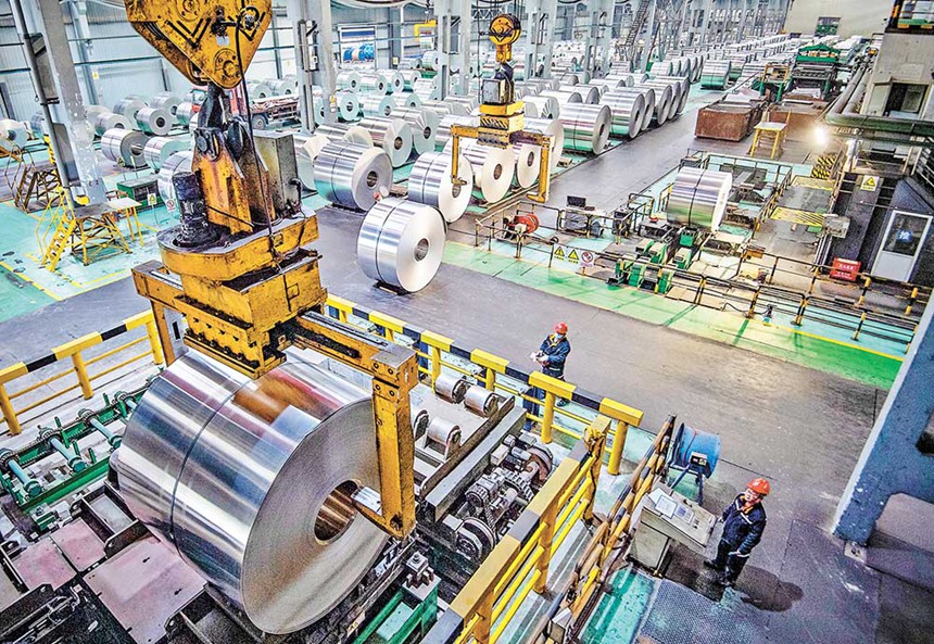 西南鋁（集團(tuán)）有限責(zé)任公司，工人在生產(chǎn)線上忙碌。西南鋁通過加快技術(shù)創(chuàng)新，在航空用高性能鋁合金薄板、厚板等多個(gè)產(chǎn)品領(lǐng)域形成領(lǐng)先優(yōu)勢(shì)。（攝于1月5日）記者 鄭宇 攝/視覺重慶