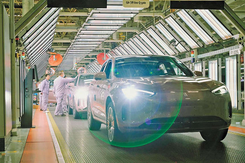 賽力斯兩江智慧工廠，員工檢測(cè)新能源汽車。賽力斯集團(tuán)股份有限公司是以新能源汽車為核心業(yè)務(wù)的科技型制造企業(yè)，業(yè)務(wù)涉及新能源汽車及核心三電（電池、電驅(qū)、電控）、傳統(tǒng)汽車及核心部件總成的研發(fā)、制造、銷售及服務(wù)，其整車遠(yuǎn)銷全球70多個(gè)國(guó)家和地區(qū)。（攝于2月8日）記者 劉旖旎 攝/視覺重慶