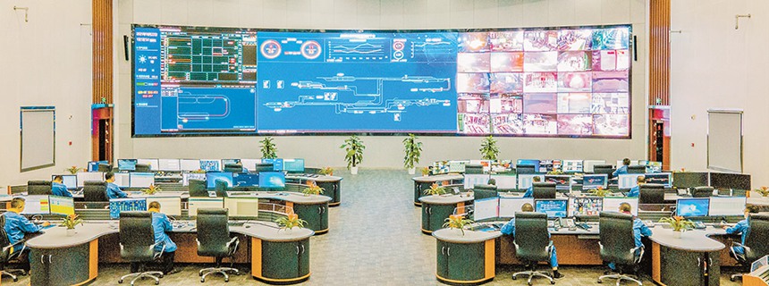 寶鋼股份武漢鋼鐵有限公司調(diào)度中心，工作人員通過重慶賽迪奇智人工智能科技有限公司承建的iSmartMC鐵鋼界面智慧管控系統(tǒng)遠(yuǎn)程調(diào)度鐵水運(yùn)輸。賽迪奇智圍繞智慧物流應(yīng)用場(chǎng)景，自主研發(fā)了多款工業(yè)軟件并推廣應(yīng)用。（賽迪奇智供圖）